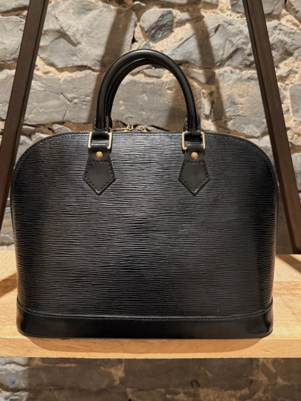 Louis Vuitton Vintage 1996 Black Epi Alma MM Handbag - Picture 2 of 16
